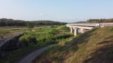 Kırsal kesimde demiryolu rayları