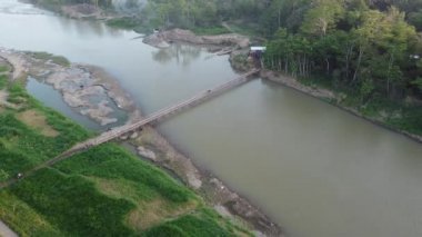 Bantul ve Kulon Progo arasında alternatif bir rota olarak bambu köprüsünün hava görüntüsü. Yogyakarta Endonezya