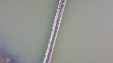 Bantul ve Kulon Progo arasında alternatif bir rota olarak bambu köprüsünün hava görüntüsü. Yogyakarta Endonezya