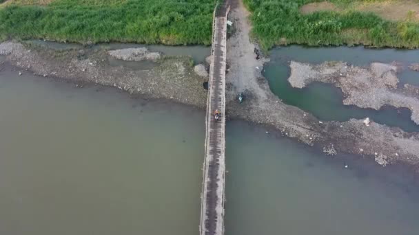 ภาพทางอากาศของสะพานไม เหน อแม Progo ยอกยาการ นโดน — วีดีโอสต็อก