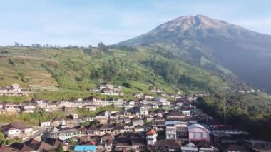 Çevresindeki kırsal bölgelerle birlikte Sumbing Dağları 'nın hava görüntüleri. Güzel manzara.