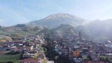 Sumbing Dağı 'nın yamaçlarındaki kırsal manzara