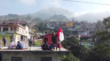 Merkez Java Endonezya - 24 Ağustos 2020: Sumbing Dağı yamaçlarındaki bir turist köyü manzarası. Kaliangkrik Magelang