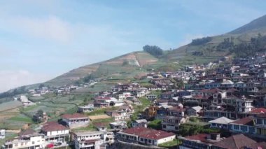 Sumbing Dağı 'nın yamaçlarındaki kırsal manzara