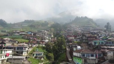 Sumbing Dağı 'nın yamaçlarındaki kırsal manzara