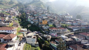Sumbing Dağı 'nın yamaçlarındaki evin manzarası.