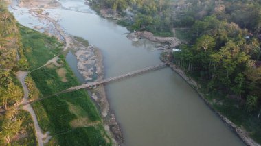 Köyler arasında bağlantı kuran bambu köprünün havadan görüntüsü.