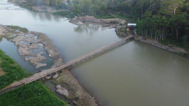 Köyler arasında bağlantı kuran bambu köprünün havadan görüntüsü.