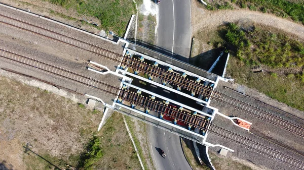 Letecký Pohled Železniční Tratě Nad Dálnicí — Stock fotografie