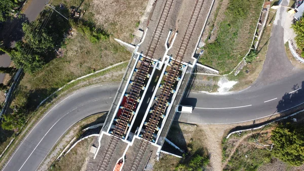 Vedere Aeriană Căilor Ferate Deasupra Autostrăzii — Fotografie, imagine de stoc