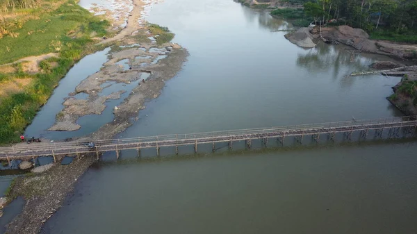 Progo nehri üzerindeki bambu köprüsü