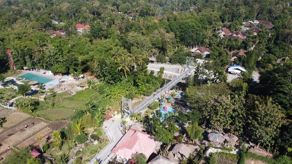 Köyde havuz ve bahçe manzarası