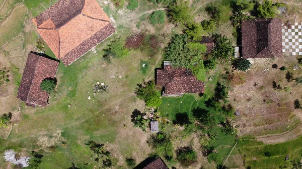 Blick Von Oben Auf Das Haus Auf Der Grünen Wiese — Stockfoto