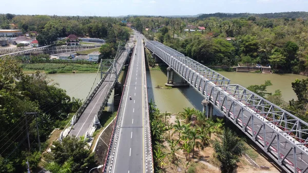 Progo nehrini geçen Bantar köprüsü