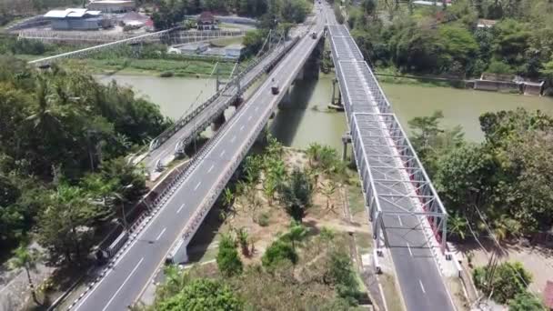 Metraje Aéreo Del Puente Bantar Cruzando Río Progo — Vídeos de Stock