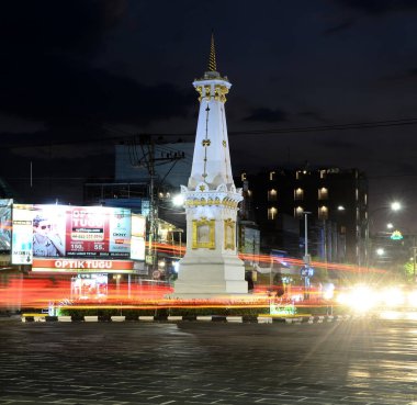 Yogyakarta, Endonezya - 20 Ağustos 2020: Tugu Jogja 'da alacakaranlık atmosferi