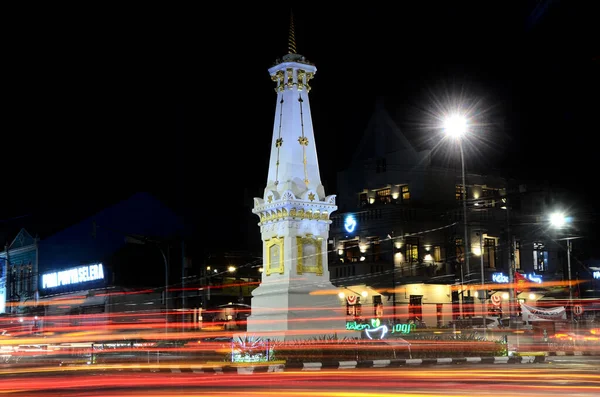 Yogyakarta, Endonezya - 20 Ağustos 2020: Jogja anıtında gece trafiği. Uzun pozlama