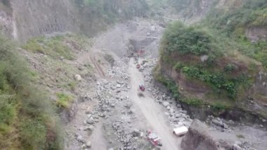 Merapi Dağı yamaçlarındaki volkanik vadilerin hava görüntüleri.