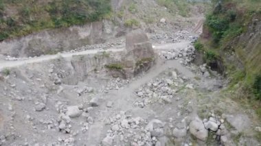 Merapi Dağı yamaçlarındaki volkanik vadilerin hava görüntüleri.