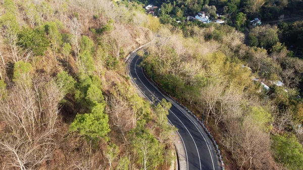 Vue Aérienne Route Sinueuse Sur Une Colline Avec Des Arbres — Photo