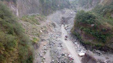 Merapi Dağı yamaçlarında Kali Adem volkanik geçidi