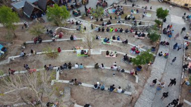 Yogyakarta, Endonezya - 07 Eylül 2020: Sosok Tepesi 'nde günbatımının keyfini çıkaran turistlerin atmosferi