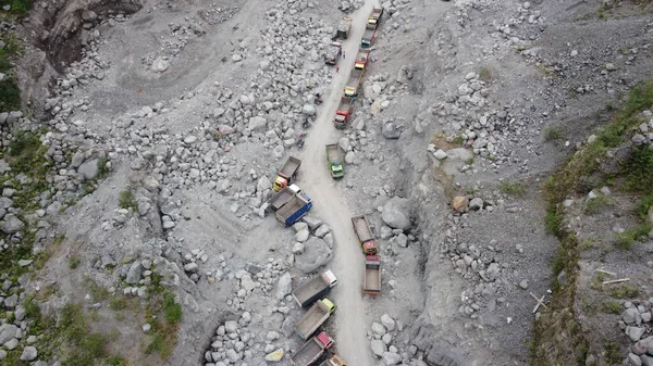 Merapi Dağı Yamaçlarında Kum Kamyonları — Stok fotoğraf