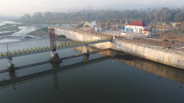 Yogyakarta 'daki Kamijoro Barajı' ndaki bağlantı köprüsünün hava görüntüsü.