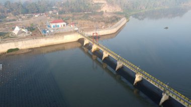 Yogyakarta 'daki Kamijoro Barajı' ndaki bağlantı köprüsünün hava görüntüsü.