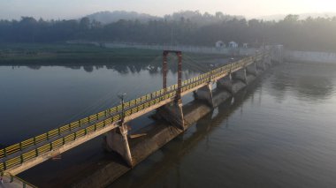 Yogyakarta 'daki Kamijoro Barajı' ndaki bağlantı köprüsünün hava görüntüsü.