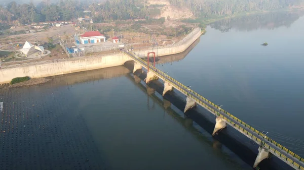 Yogyakarta 'daki Kamijoro Barajı' ndaki bağlantı köprüsünün hava görüntüsü.