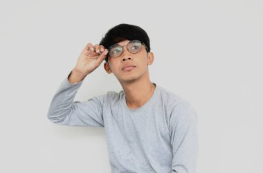 Fikir üreten gözlüklü Asyalı bir adamın portresi