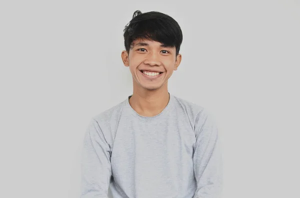 Ett Porträtt Ung Asiatisk Man Som Ser Glad — Stockfoto