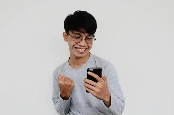 Портрет Щасливого Азіатського Чоловіка Який Дивиться Смартфон — стокове фото