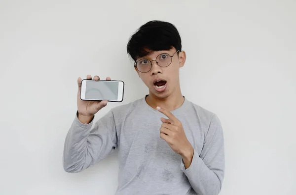 Asyalı Genç Adam Cep Telefonunu Işaret Etti — Stok fotoğraf