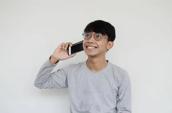 Asijský Mladý Muž Volá Svého Přítele Veselým Výrazem — Stock fotografie