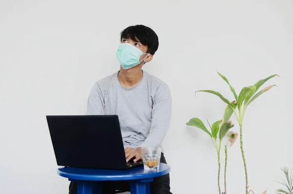 Asijský Mladý Muž Nosí Masku Sedí Před Notebookem Závratě Jeho — Stock fotografie