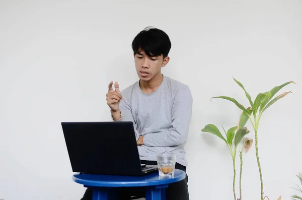 Молодий Азіатський Чоловік Сидить Ноутбуці Похмурим Обличчям — стокове фото