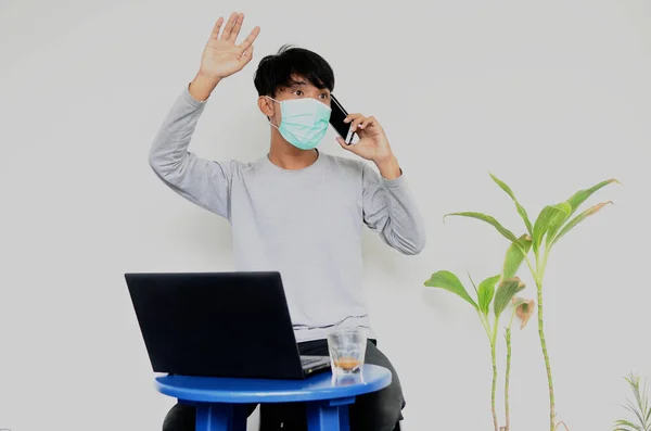 Asiatico Giovane Uomo Indossare Una Maschera Seduta Fronte Computer Portatile — Foto Stock