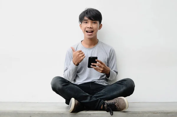 Potret Pria Asia Muda Yang Bahagia Memegang Handphone — Stok Foto