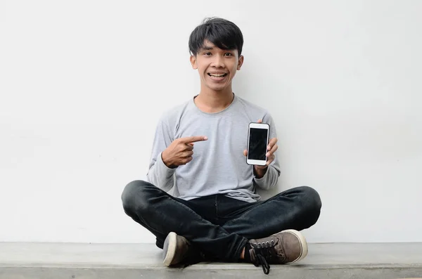 Retrato Joven Asiático Feliz Apuntando Teléfono Celular —  Fotos de Stock