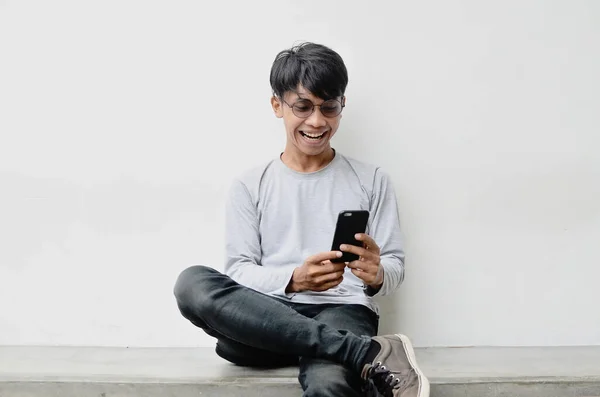 Egy Boldog Fiatal Ázsiai Férfi Portréja Mobiltelefonnal — Stock Fotó