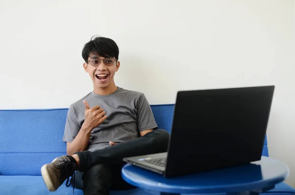 Aziatische Man Zitten Bank Met Een Vrolijke Uitdrukking — Stockfoto