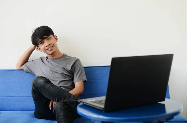 Ásia Homem Sentado Sofá Com Alegre Expressão — Fotografia de Stock