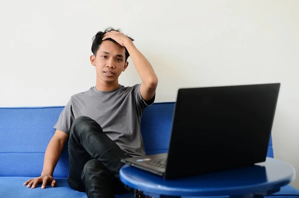 Asijský Muž Sedí Pohovka Zklamaný Výraz — Stock fotografie