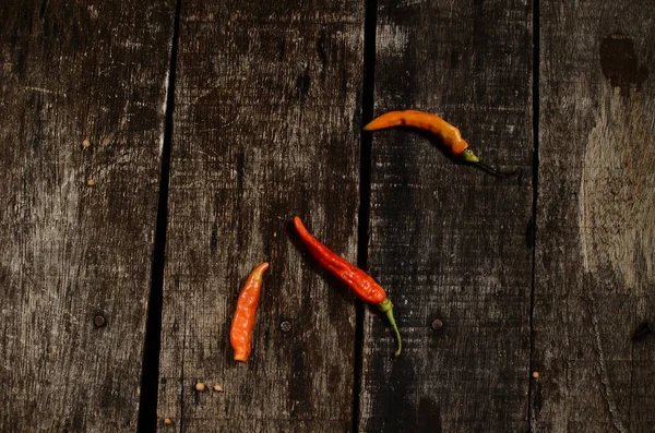 Ahşap bir masada kırmızı biber.