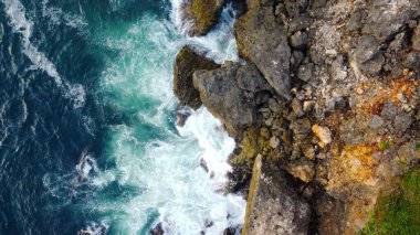 Kayalık adaya çarpan güzel dalgaların en üst manzarası