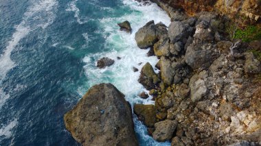 Kesirat sahilinin kayalıklarına çarpan güzel dalgaların en üst görüntüsü.