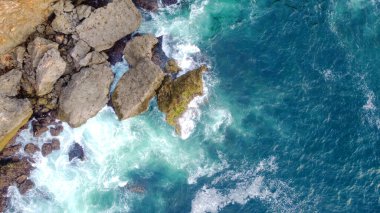 Kesirat sahilinin kayalıklarına çarpan güzel dalgaların en üst görüntüsü.