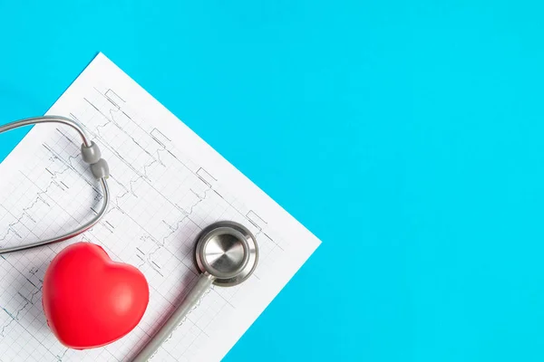 Stetoskop ve kırmızı kalple kardiyogram.